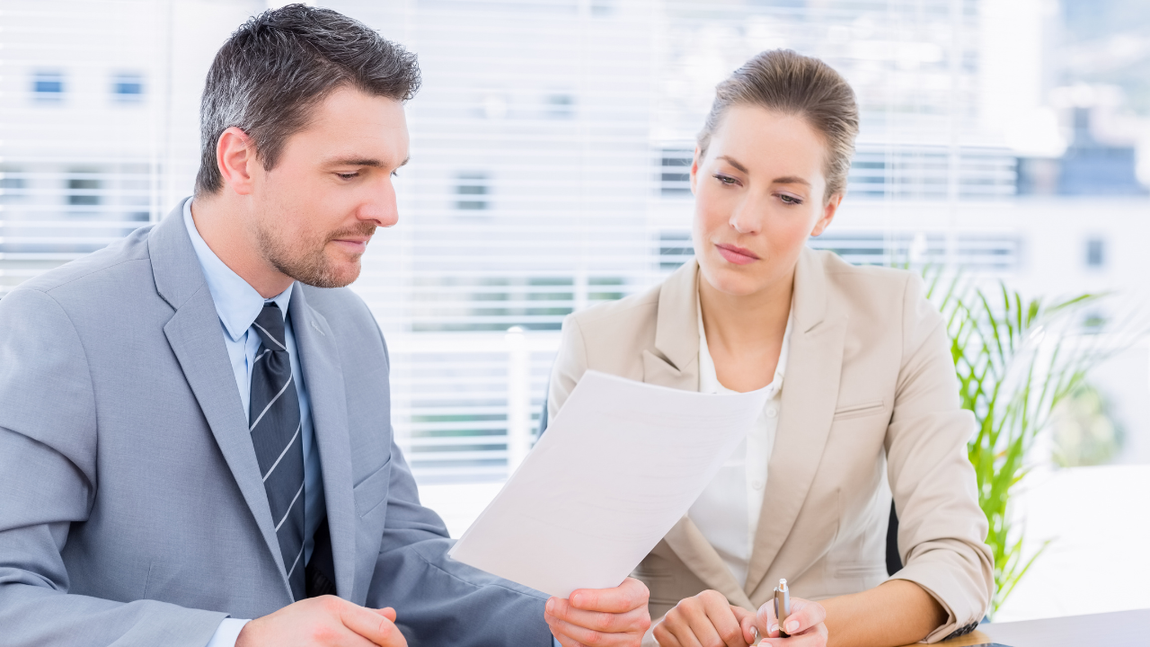 Grafika ilustrująca redagowanie pism i odwołań dla klientów.