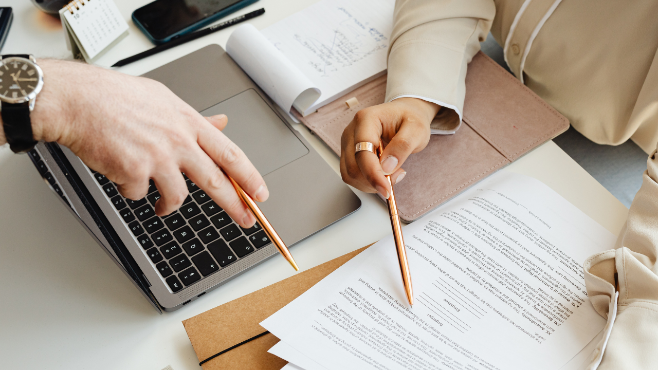 Grafika przedstawiająca profesjonalne pisanie pism urzędowych i redakcję dokumentów.